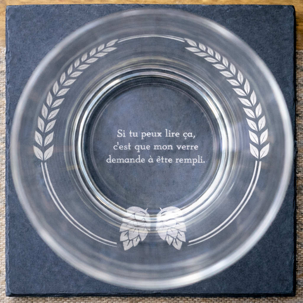 Dessous de verre en ardoise gravés - “Si tu peux lire ça, c’est que mon verre demande à être rempli”
