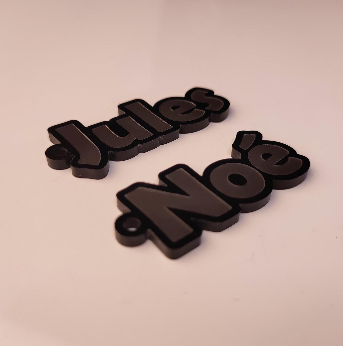 Porte-clés en acrylique noir personnalisé