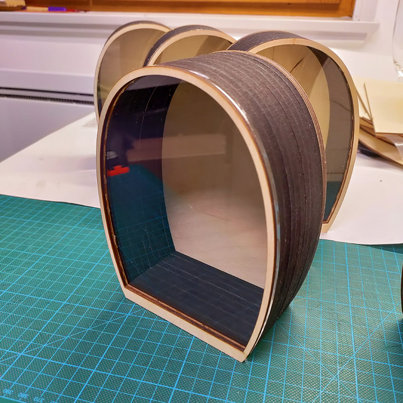 Création sur mesure d'une boîte avec vitre acrylique et ouverture à l'arrière