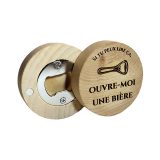 Décapsuleur en bois personnalisé avec gravure visible – modèle mariage, baptême, entreprise ou bière – face avant