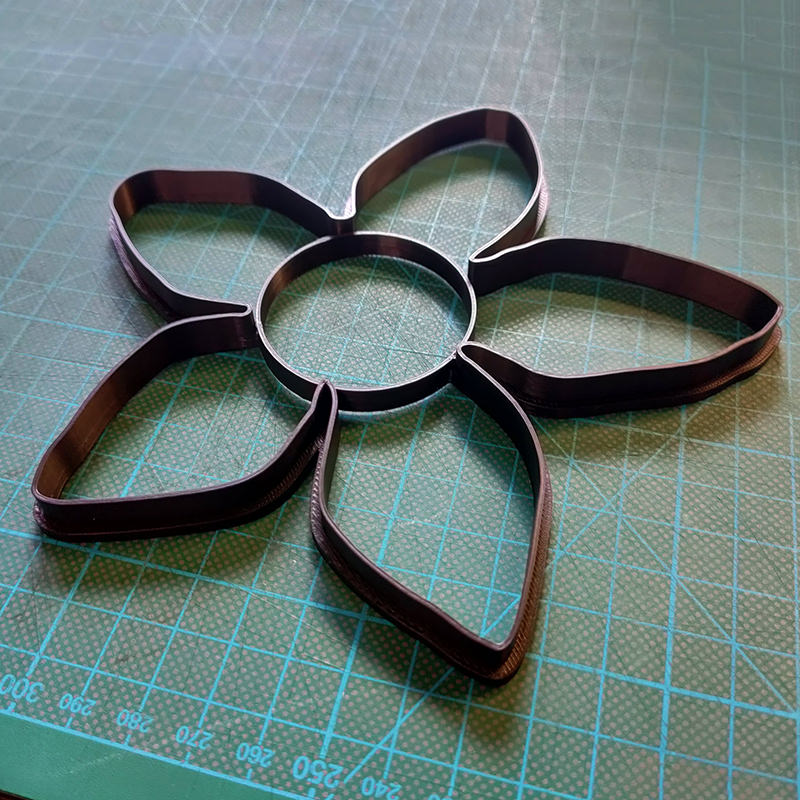 Emporte pièce sur mesure en foirme de fleur pour la découpe et le marquage de la céramique ou terre cuite