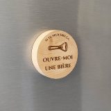 Décapsuleur personnalisé aimanté fixé sur un frigo – bois gravé avec design sur le thème du mariage