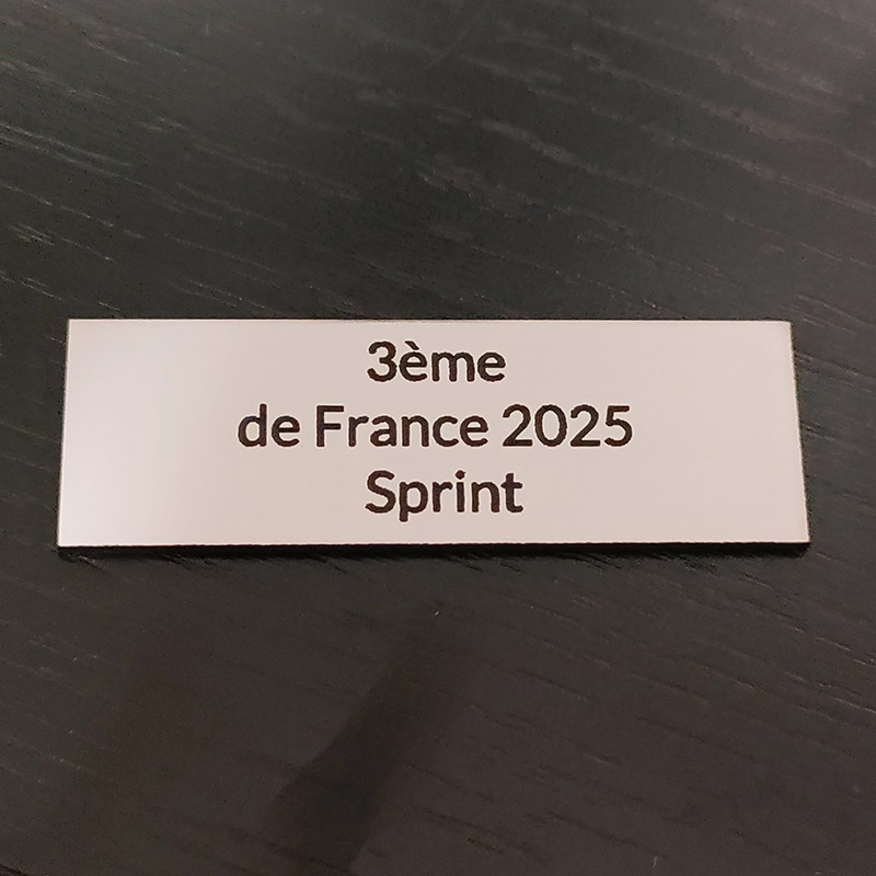 Plaque en ABS bicolore pour marquage des coupes lors de compétitions sportives