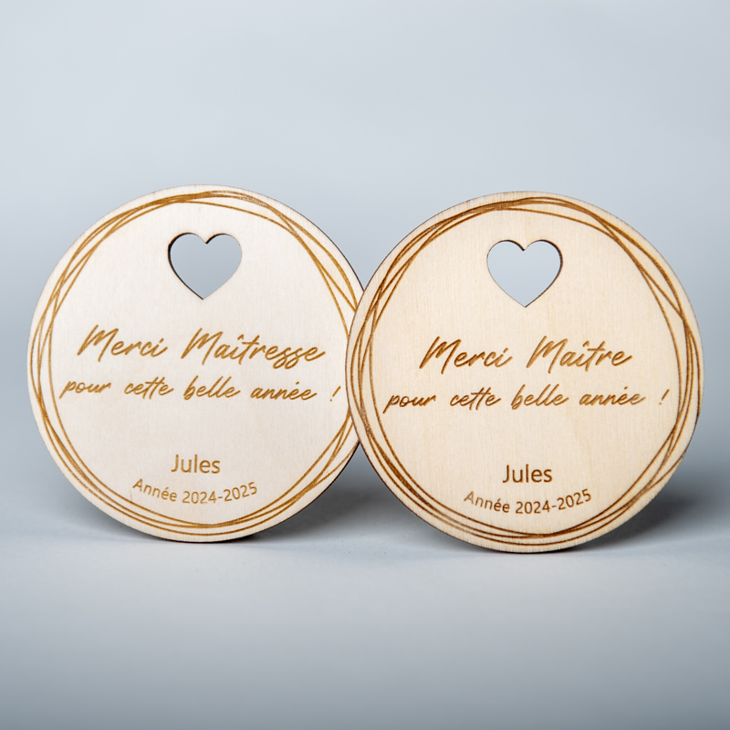 Cartes en bois gravées pour Maîtresse, modèle cœur et modèle rond