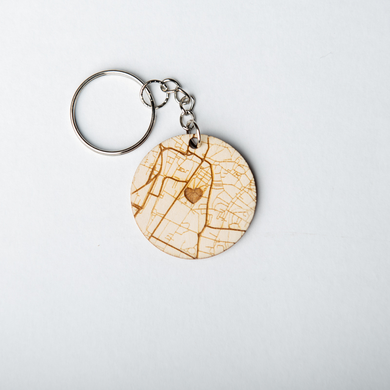 Porte-clé en bois personnalisé avec gravure des rues et un cœur au centre