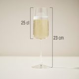 Verre à champagne personnalisé avec motif décoratif gravé au laser.