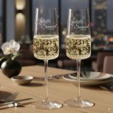 Verre à champagne personnalisé avec prénoms et date gravés au laser pour mariage.