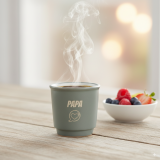 Tasse expresso personnalisée avec motif gravé au laser et texte au-dessus.