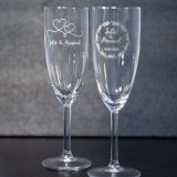Ensemble de verres à champagne personnalisés pour la décoration d’un mariage.
