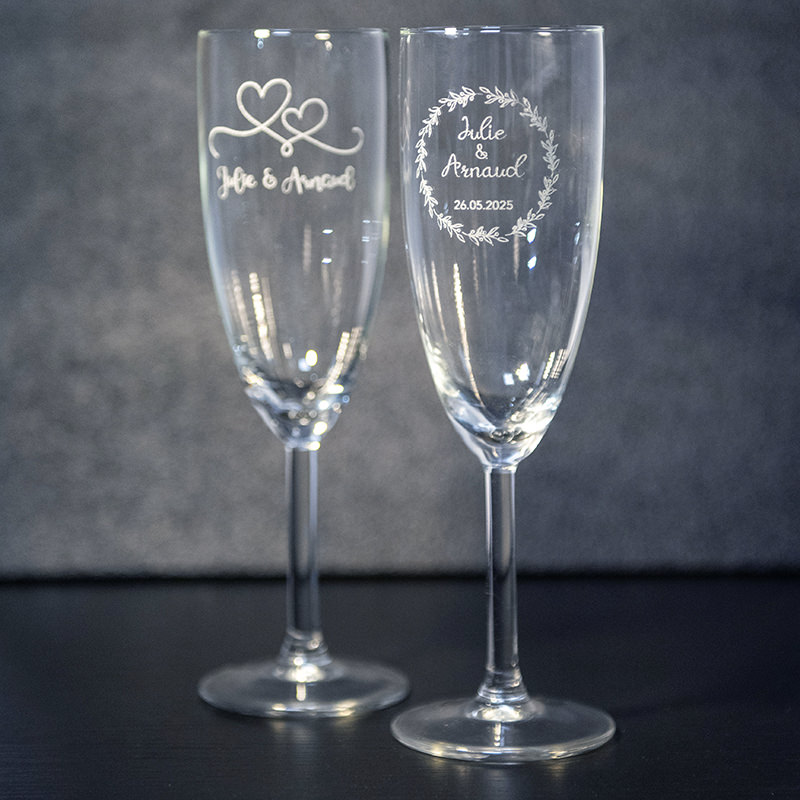 Verre à champagne gravé au laser, parfait comme cadeau personnalisé pour les mariés.