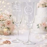 Verre à champagne gravé au laser, parfait comme cadeau personnalisé pour les mariés.