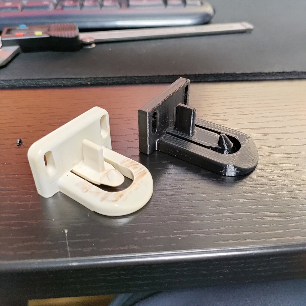 Pièce cassée sous une poubelle intégrée, reproduite sur mesure pour restaurer le mécanisme d’ouverture.